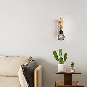 Wykonana drewniana lampa ścienna do salonu